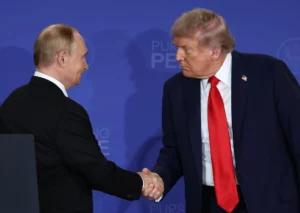 El presidente ruso, Vladimir Putin (i) y el estadounidense, Donald Trump, (d) durante su encuentro el pasado 15 de agosto en Anchorage, Alaska. EFE/EPA/Sergey Bobylev.