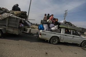 Palestinos regresaban a la ciudad de Gaza desde el sur de la Franja por la carretera Salah Al Din durante alto el fuego declarado el pasado mes de febrero.
