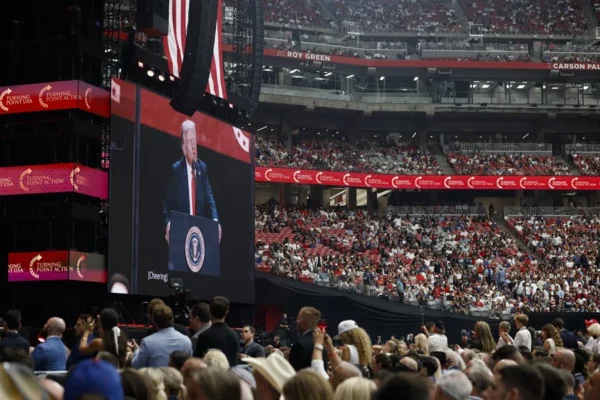 El presidente de Estados Unidos, Donald Trump, en el State Farm Stadium en Glendale, Arizona, EE.UU.
