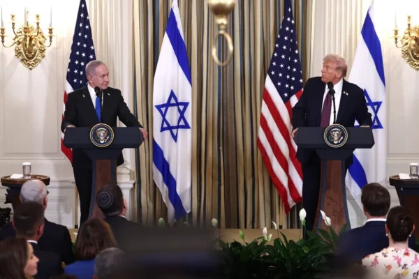 El presidente de Estados Unidos, Donald Trump (d), junto al primer ministro de Israel, Benjamín Netanyahu, durante una rueda de prensa, este 29 de septiembre de 2025, en Washington.