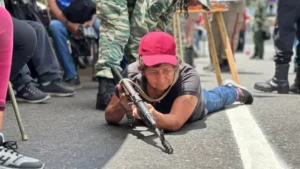 "Lo importante es que se familiaricen con el armamento; apuntamos al blanco y hacemos el impacto", se escuchaba a través de un parlante.