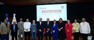 Representantes de INTEC durante la conferencia.
