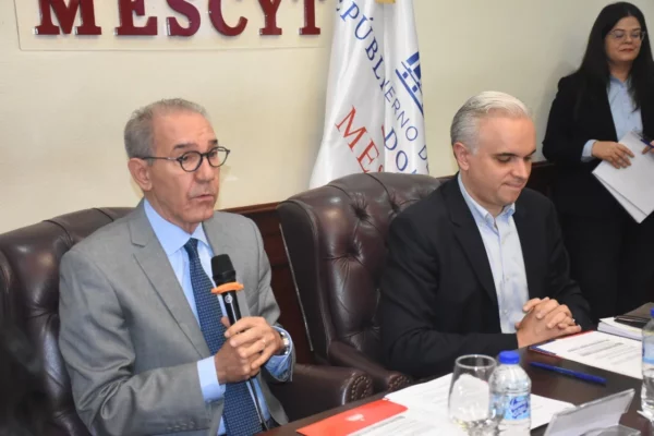El ministro de Educación Superior, Ciencia y Tecnología García Fermín junto al ministro de Educación , Luis Miguel De Camps García