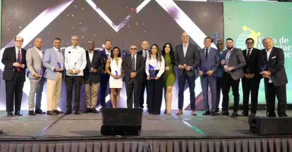 Grupo de los homenajeados durante la gala de la ACD 2025