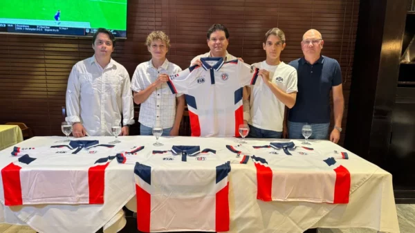 Desde la izquierda Faruk Hussein, Raymi Guzman Jr. Adriano Abreu, presidente de la Federación Dominicana de Automovilismo, Manuel Troncoso y Raymi Guzman, jefe de misión.