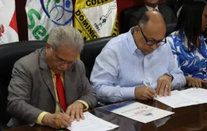 Presidente del Colegio Médico Dominicano, Waldo Ariel Suero y director ARS Semma, Luis René Canaán, firman acuerdo de aumento salarial de 25% para los médicos. José De León.