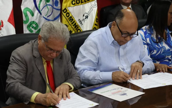 Presidente del Colegio Médico Dominicano, Waldo Ariel Suero y director ARS Semma, Luis René Canaán, firman acuerdo de aumento salarial de 25% para los médicos. José De León.