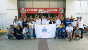 Diógenes De la Cruz, Daniel Ramírez, ambos de la DCNB y Heyda Joaquín, de formación y Capacitación de Miderec figuran junto al amplio grupo de entrenadores, quienes recibieron la charla motivacional.