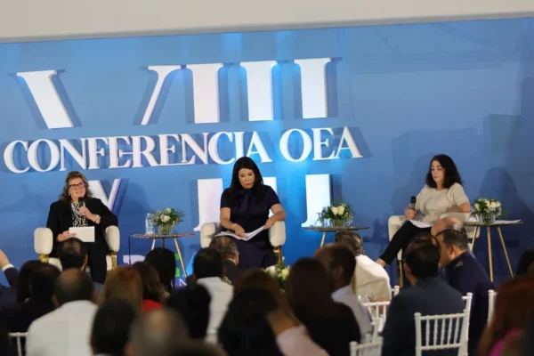 Susan Thomas, comisionada adjunta ejecutiva interina, para la Oficina de Comercio de Aduanas y Protección Fronteriza de los Estados Unidos; Dina Amato, directora adjunta ejecutiva interina de Seguridad de Carga y Transporte de la Oficina de Aduanas y Protección Fronteriza de los Estados Unidos