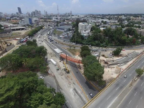 Dan toques finales a paso a desnivel en Pintura con trabajos en elevado. Elieser Tapia