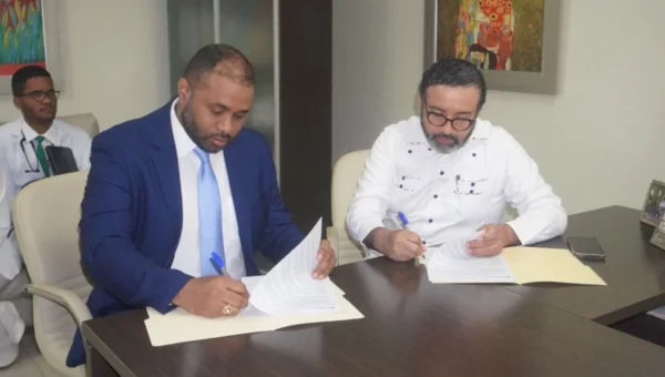 doctor Yotin Perez y el director del Reynaldo Almanzar