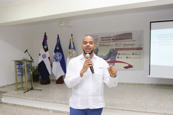 doctor en Educación, Juan Martínez Nova.