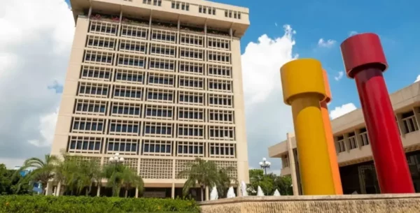 En América Latina  las perspectivas de crecimiento se mantienen moderadas  previéndose una expansión de la región de 2.2 %.