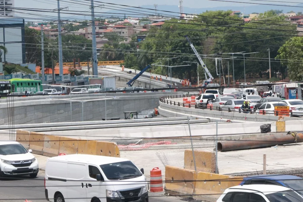Con esta obra y las circunvalaciones de Azua y Baní, se estima haya una reducción de más de 40 minutos de quienes se trasladen del Sur hacia el Distrito Nacional. Elieser Tapia.