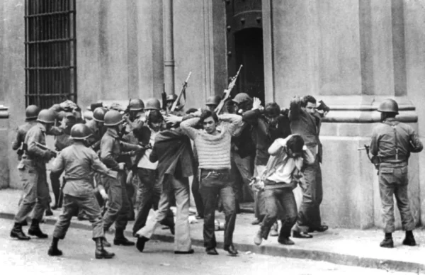 golpe de Estado liderado por Augusto Pinochet derroca en Chile al gobierno de Salvador Allende.