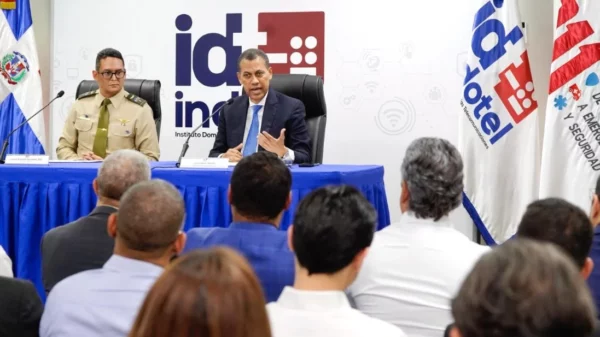 Randolfo Rijo Gómez y Guido Gómez Mazara firmando convenio