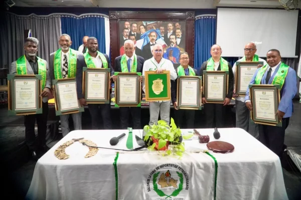 Desde la izquierda, Leony de León, Arturo de Freites, Gustavo Cuesta, Rafael Sánchez Cabrera, Rafael Antún Batlle (reconocido con la dedicatoria del ceremonial), Héctor Domínguez, Giovanny Núñez, Manuel de Regla Lugo y Silvano -Junior- Quezada, exaltados este domingo al Salón de la Fama del Deportista Petromacorisano.