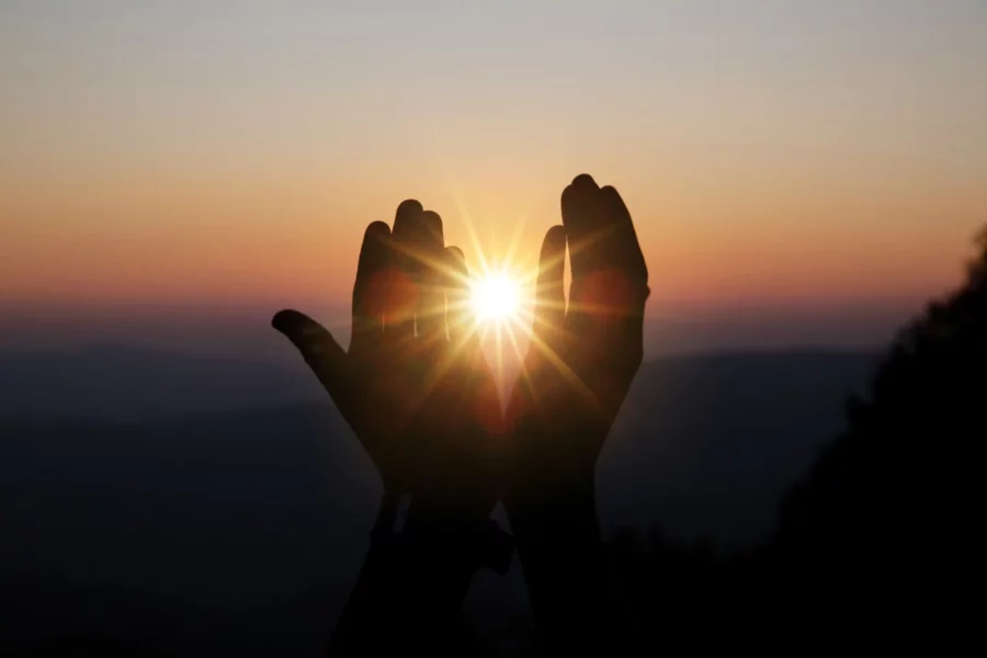 la-oracion-espiritual-entrega-el-brillo-del-sol-con-una-hermosa-puesta-de-sol-borrosa