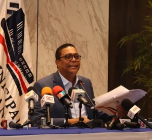 Víctor D’Aza anuncia Presidencia hará transferencia directa de 2,000 millones de pesos a ayuntamientos para aceras y contenes. Arlenis Castillo.