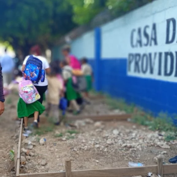 Seis aulas prometidas para el inicio de clases van a "cuenta gotas" porque supuestamente no hay fondos.