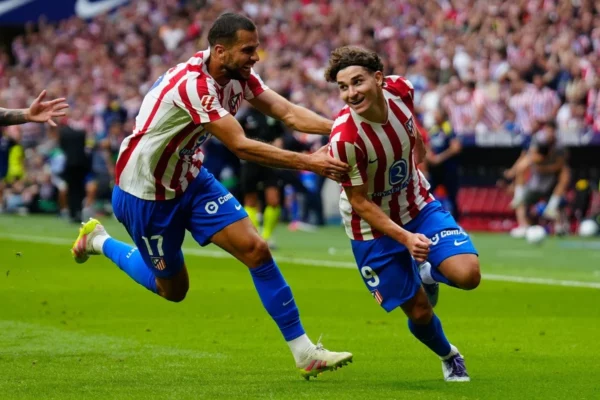 El delantero del Atlético de Madrid Julián Álvarez (d) celebra su gol, cuarto del equipo, durante el partido de LaLiga EA Sports entre el Real Madrid y el Atlético de Madrid,
