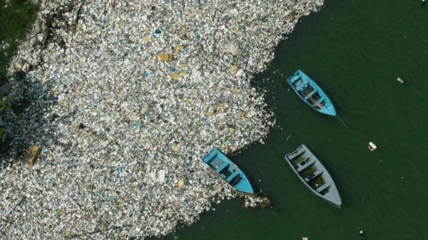 Basura, barco y río.