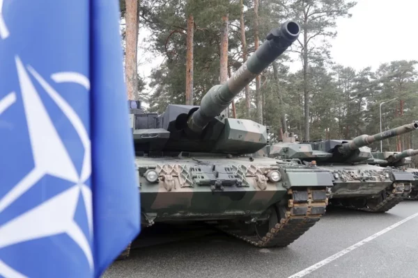 La bandera de la OTAN y los carros de combate Leopard 2PL del Ejército polaco.