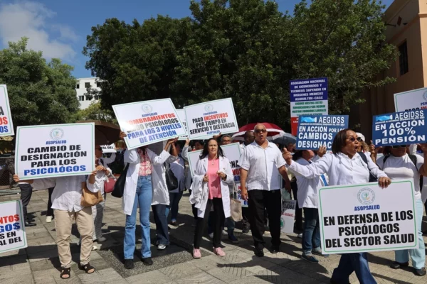 Psicólogos, bioanalistas y farmacéuticos protestan frente al Palacio Nacional en demanda  de mejoras laborales. Arlenis Castillo.