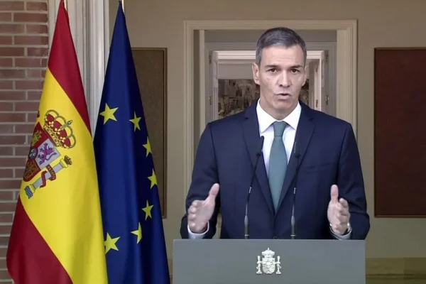 Captura de video de la señal institucional de la comparecencia del presidente del Gobierno, Pedro Sánchez.