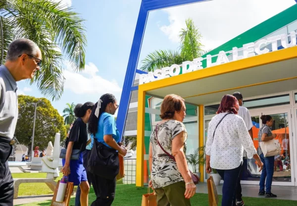 Visitantes en la Feria del Libro.