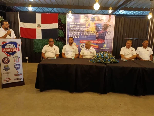 Francisco Leonis Fernández, mientras ofrecía detalles del torneo–Yeye—Aybar, acompañado de David Polanco, Jorge Abinader, el alcalde Domingo Almonte, Juan Lucas Alba y José –Yeye-- Aybar.