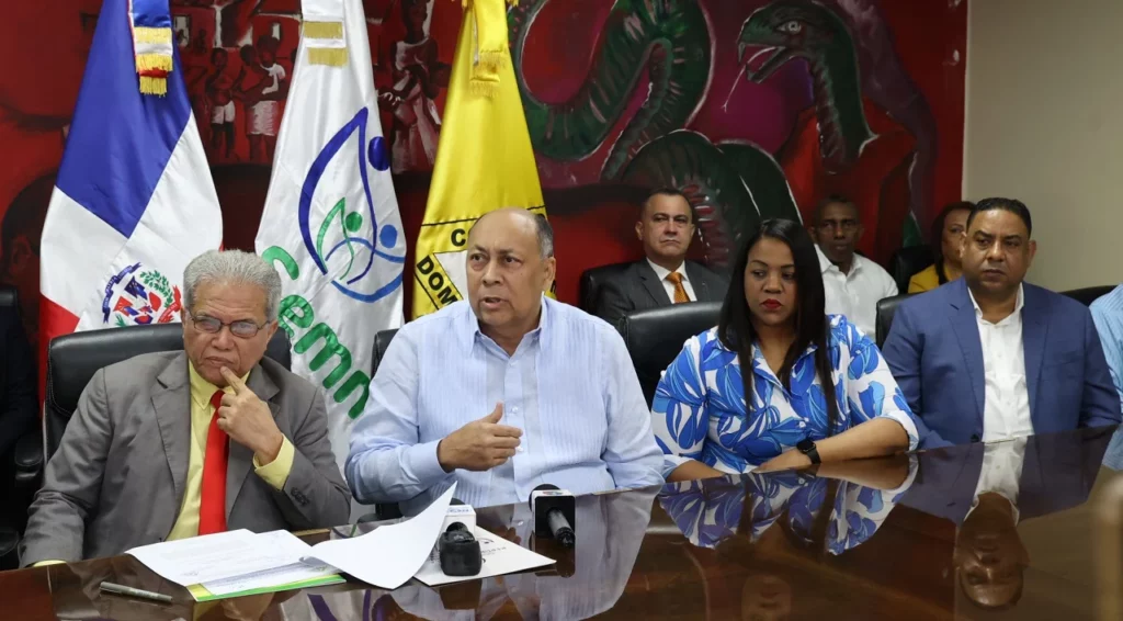El acuerdo entre el Colegio Médico y la ARS Semma incluye una revisión al aumento salarial para enero del próximo año. José de León. 