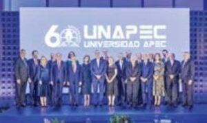 Elena Viyella  el presidente Luis Abinader y  Erik Pérez Vega, junto al equipo APEC.