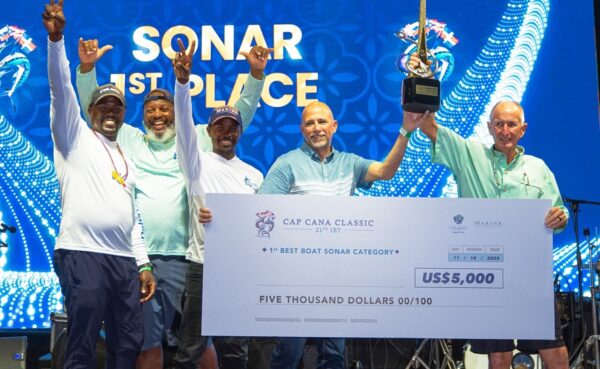 1.- Integrantes de la lancha Delta Dawn reciben reconocimientos como mejor Overall y primer lugar en la categoría Sonar