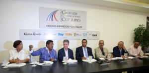 Amparo Custodio, Junior Santos, José Alfredo Corripio, Víctor D’ Aza, Miguel Febles, Santos Ramírez y Héctor Fígari durante el Almuerzo del Grupo Corripio.