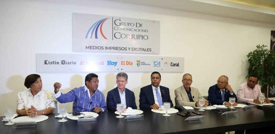 Amparo Custodio, Junior Santos, José Alfredo Corripio, Víctor D’ Aza, Miguel Febles, Santos Ramírez y Héctor Fígari durante el Almuerzo del Grupo Corripio.