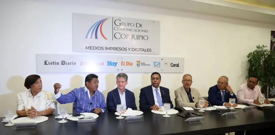 Amparo Custodio, Junior Santos, José Alfredo Corripio, Víctor D’ Aza, Miguel Febles, Santos Ramírez y Héctor Fígari durante el Almuerzo del Grupo Corripio.
