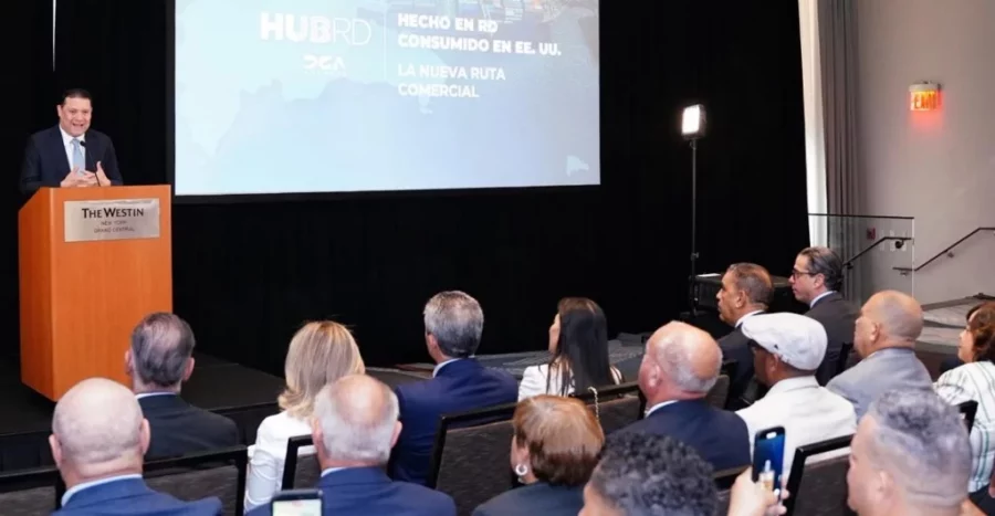 Sanz Lovatón mientras pronuncia conferencia sobre el intercambio entre el país y Estados Unidos. fuente externa
