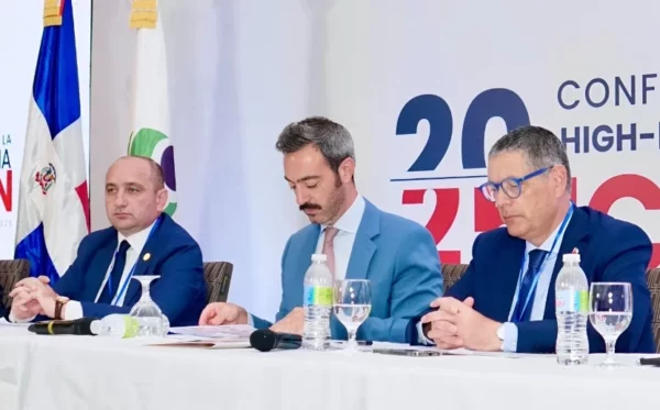 Representantes de varios países en los debates.