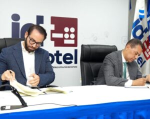 Jean García Periche y Guido Gómez Mazara firman acuerdo.