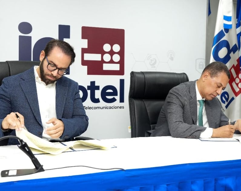 Jean García Periche y Guido Gómez Mazara firman acuerdo.