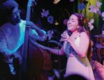 Constanza Liz  mientras interpretaba una de sus canciones
