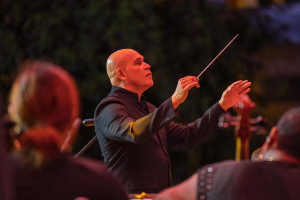 El maestro Amaury Sánchez dirige una velada que reunirá a cientos de personas.