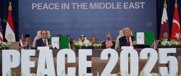 El presidente Donald Trump firma con los aliados el acuerdo de paz que llega sosiego a Gaza.