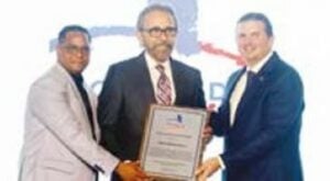 Reconocimiento a Edmundo Aja.