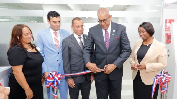 Contralor  Félix Santana en el corte de cinta Kiosco Digital.