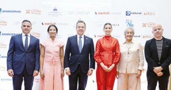 José Grateraux, Arlette Palacio, Víctor Ito Bisonó, Pamela Pitizia, Vilma Arbaje de Contreras y  A  ́ngel Rosario.