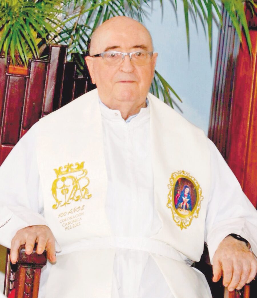 En sus 50 años de sacerdocio, el padre Néstor Pazos cuenta su historia en el libro.