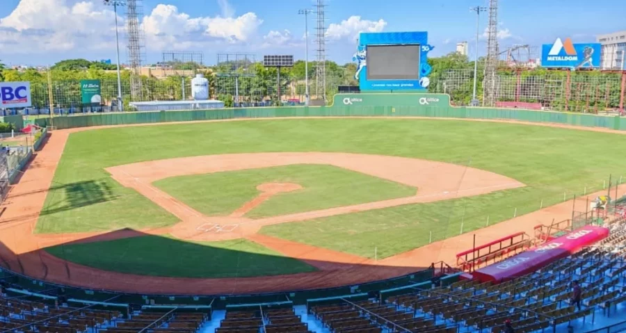 Vista del terreno del estadio Quisqueya luego de los trabajos  realizados para la venidera temporada 2025-26
