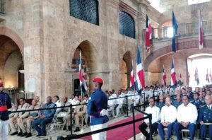 Autoridades  civiles y militares durante el acto.
